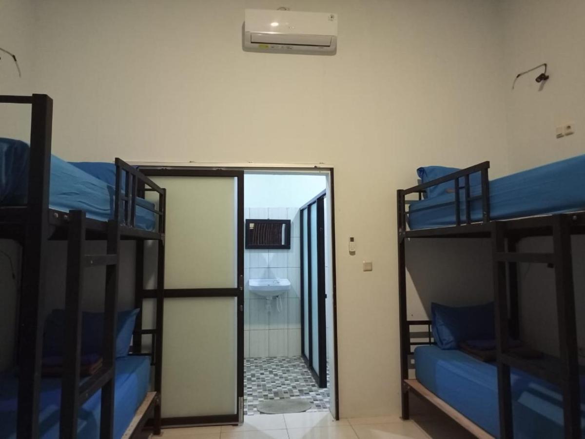 Simpang Hostel Kuta  Exterior photo